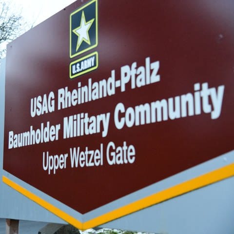 Ein Schild verweist auf den Zugang zur Wohnsiedlung der US-Soldaten in Baumholder in Rheinland-Pfalz.