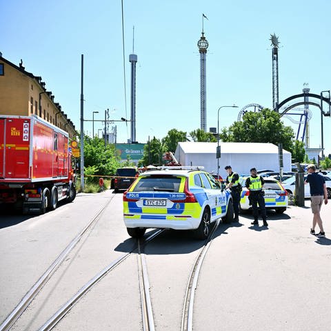 Freizeitpark Gröna Lund in Schweden mit Polizeiautos im Vodergrund