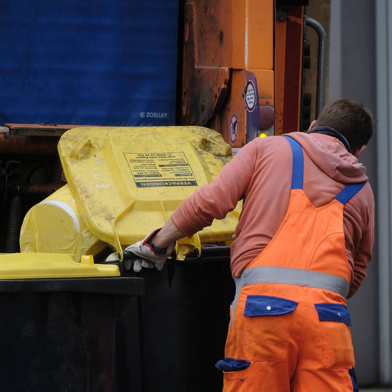 Ein Müllmann leert einen Mülleimer. (Symbolbild) (Foto: IMAGO, Michael Gstettenbauer (Symbolbild))