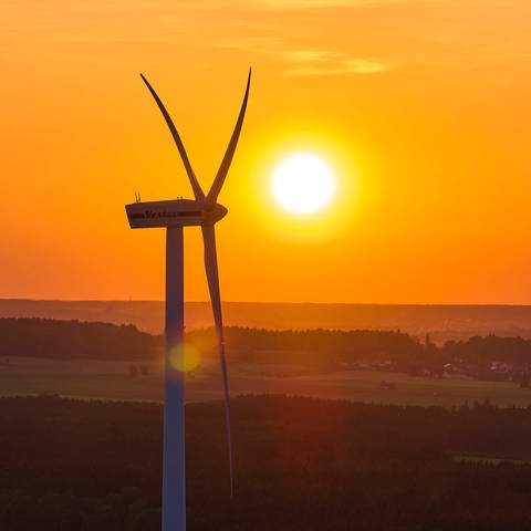 Ein Windrad im Sonnenuntergang. (Foto: IMAGO, IMAGO / Action Pictures)