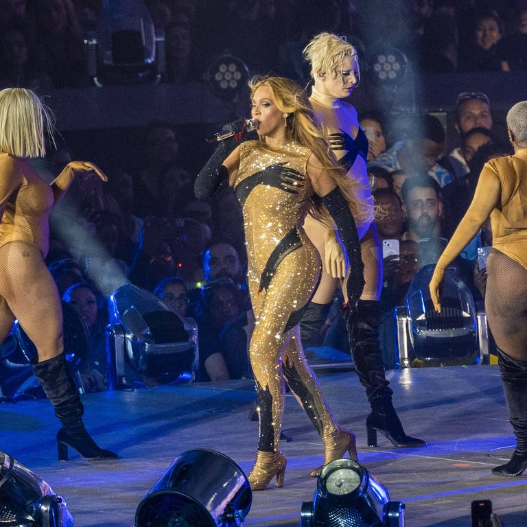 Beyoncé performt live in Cardiff während ihrer Renaissance Welttournee. (Foto: IMAGO / Cover-Images)