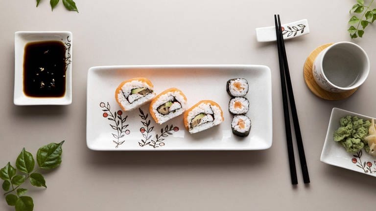 Ein Teller Sushi von Oben. Das Sushi-Restaurant "Taumi" landet erneut auf der Ekelliste der Lebensmittelkontrolleure. (Foto: IMAGO, IMAGO / imagebroker)