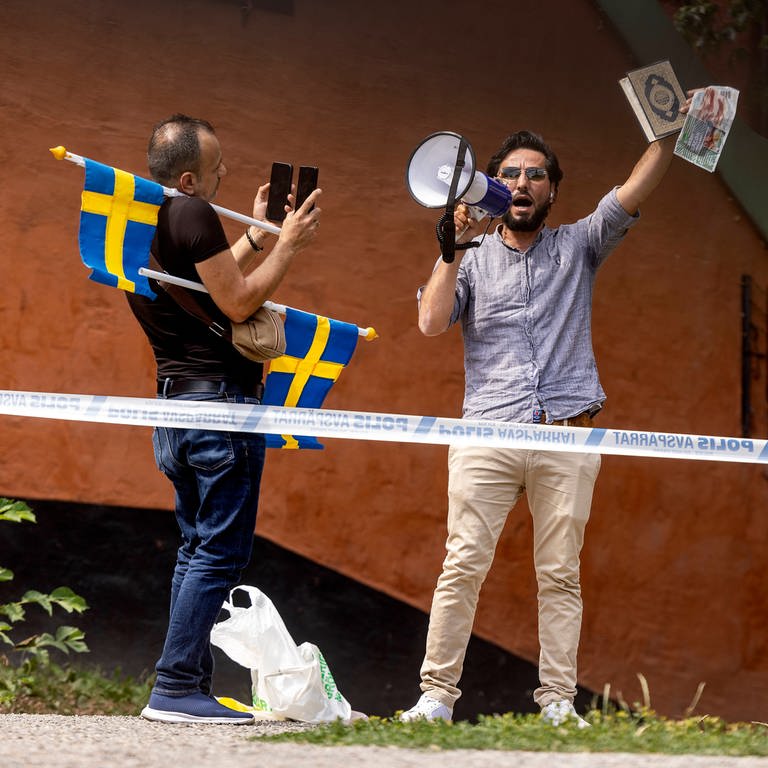 Ein Mann verbrennt in Stockholm in Schweden den Koran während des islamischen Opferfestes.