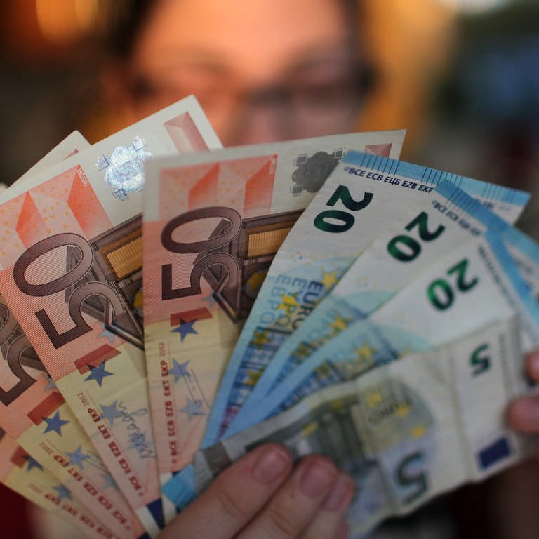 Jugendliche hält Euro-Scheine in der Hand