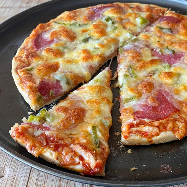 Pizza auf einem Blech (Foto: IMAGO, Sven Simon)