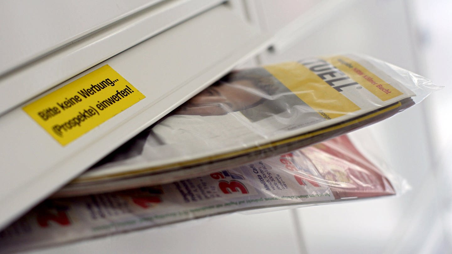 Eine Gratis-Werbezeitung «Einkauf Aktuell» der Post steckt in einem Briefkasten - Ab April 2024 wird es die Werbung nicht mehr geben. (Foto: dpa Bildfunk, picture alliance/dpa | Oliver Berg)
