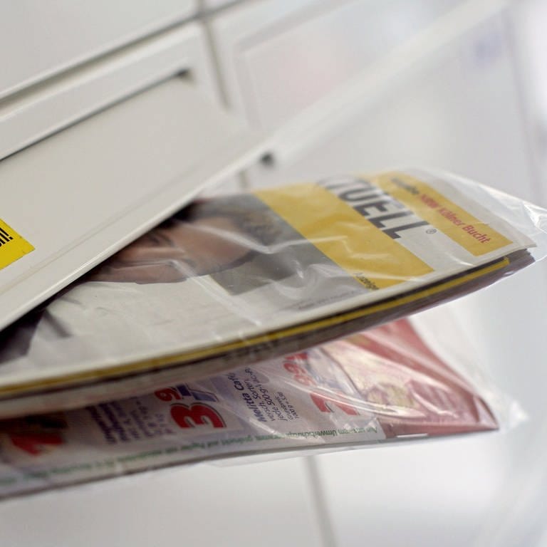 Eine Gratis-Werbezeitung «Einkauf Aktuell» der Post steckt in einem Briefkasten - Ab April 2024 wird es die Werbung nicht mehr geben.