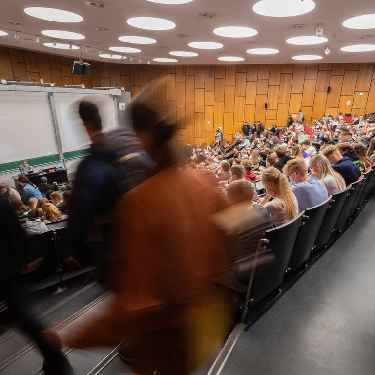 Studierende in einem Hörsaal. In Rheinland-Pfalz gibt es viel weniger Studiengänge mit Zulassungsbeschränkung als im Vergleich mit ganz Deutschland. (Foto: dpa Bildfunk, picture alliance/dpa | Julian Stratenschulte)