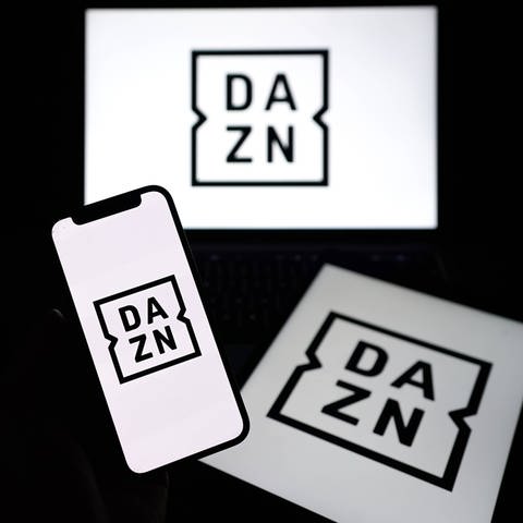 Auf mehreren Geräten ist das Logo von DAZN zu sehen.