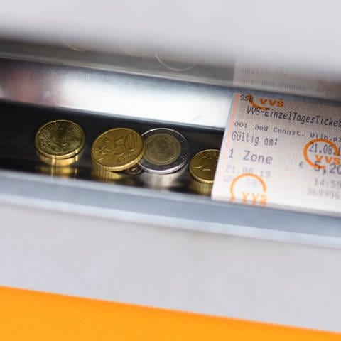 Ein VVS-Einzel-Tagesticket liegt in einem Ticketautomat. -  Ab September werden die Preise erhöht. (Foto: dpa Bildfunk, picture alliance/dpa | Edith Geuppert)