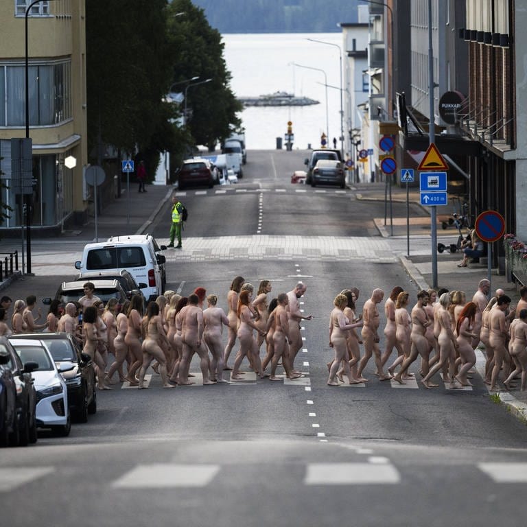 Für Spencer Tunick und seine Kunst gehen fast tausend Menschen nackt auf die Straßen in Finnland. (Foto: IMAGO, IMAGO / Lehtikuva)