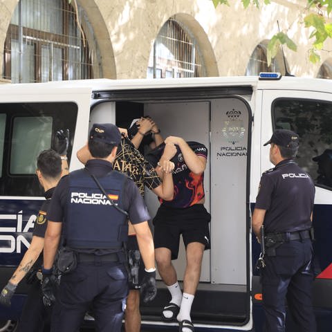 Polizisten führen die Verdächtigen zum Termin mit dem Haftrichter auf der Balearische Insel. Gegen sechs Urlauber aus Deutschland sind auf Mallorca schwere Vorwürfe erhoben worden. Die Polizei ermittelt wegen einer Gruppenvergewaltigung. 