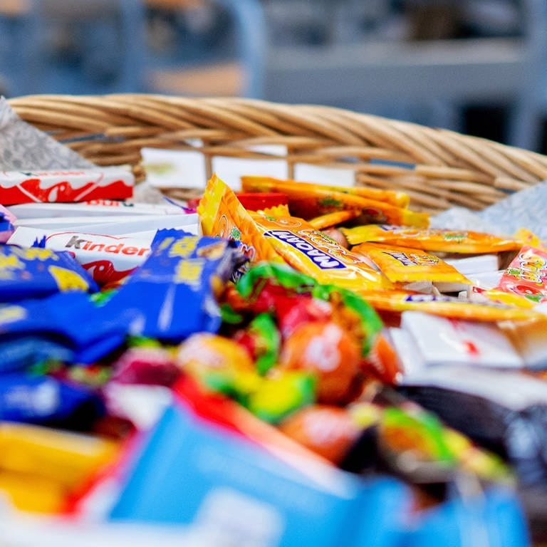 Ein Korb mit Süßigkeiten steht auf einem Tisch.