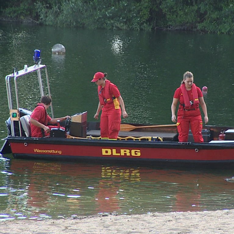 Mitarbeiter der DLRG suchen auf einem Badesee nach einem Vermissten. Bei Wangen im Allgäu ist ein 20-Jähriger in einem See ertrunken. 