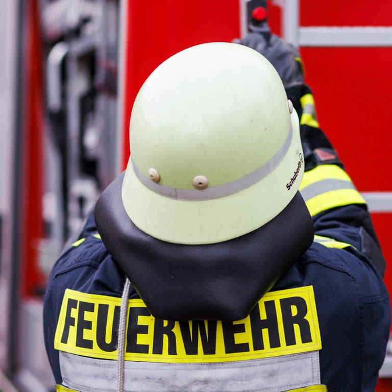Ein Feuerwehrmann vor einem Feuerwehrauto: In Leonberg haben Mitglieder der Freiwlligen Feuerwehr Nazi-Parolen durch die Lautsprecher des Feuerwehrautos durchgesagt.