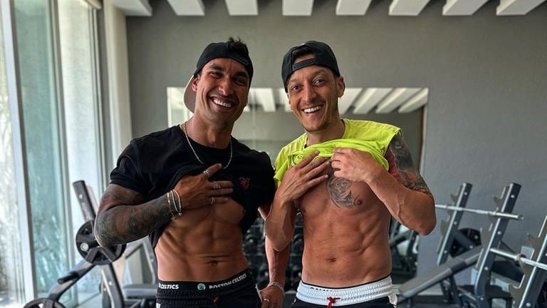Mesut Özil und Fitnesstrainer Alper Aksaç posieren im Fitnessstudio. Auf Özils linker Brust ist ein Tattoo zu sehen, das dem Logo der rechtsextremistischen Bewegung 