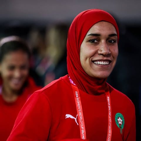 Die marokkanische Nationalspieleren Nouhaila Benzina ist die erste Frau mit Hijab, die an der WM teilnimmt.