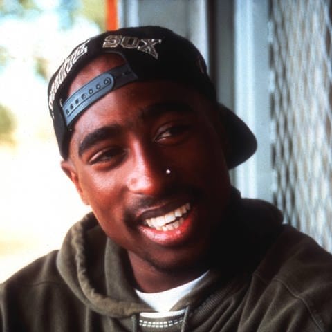 Tupac Shakur lacht in die Kamera