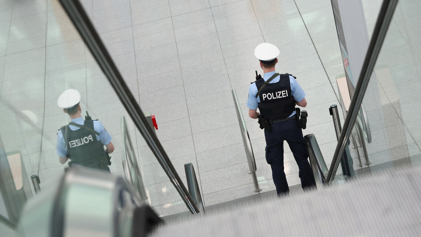 Ein Polizist am Münchner Flughafen (Foto: dpa Bildfunk, https://www.presseportal.de/blaulicht/pm/121256/5568611)
