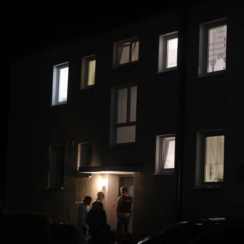 Polizisten und Beamte der Spurensicherung stehen vor dem Haus in Langweid bei Augsburg, in dem drei Menschen erschossen worden sind. (Foto: dpa Bildfunk, picture alliance/dpa | Karl-Josef Hildenbrand)