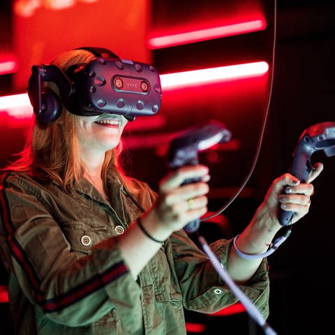 Eine Frau demonstriert eine VR-Station. "Immersive Mediengestalter" ist ab August ein neuer Ausbildungsberuf. (Symbolbild)