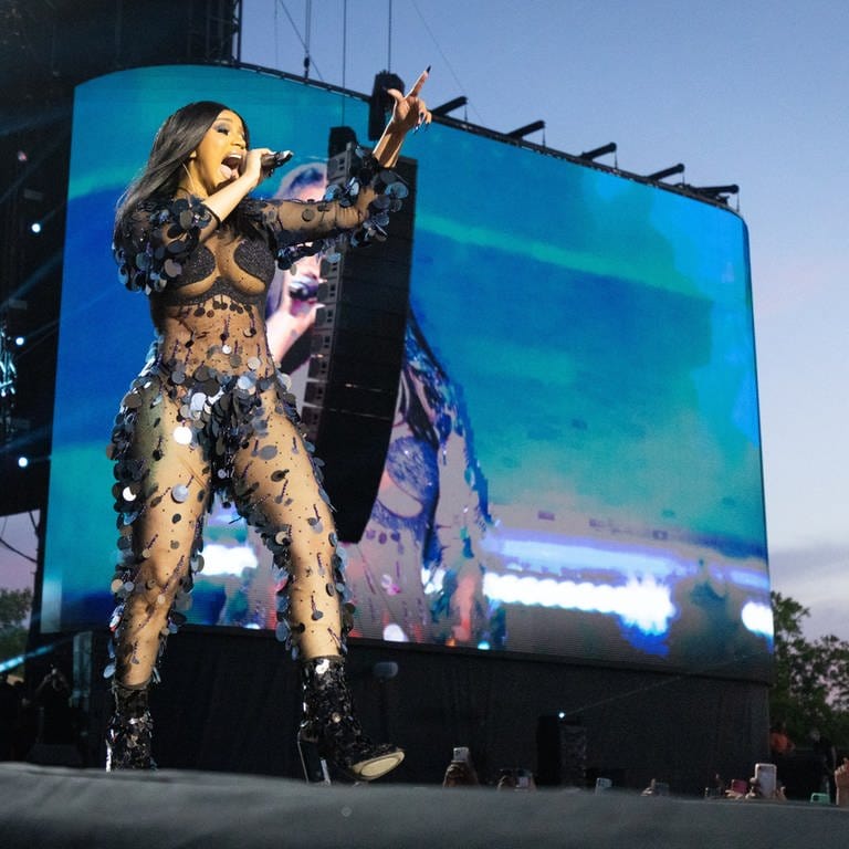 Cardi B, US-Rapperin, tritt auf einem Festival auf. Bei einem Konzert in Las Vegas hat sie ein Mikrofon auf einen Fan geworfen.