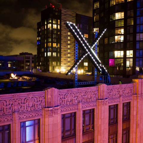 Behörden und Anwohner hatten sich über das grell leuchtende X-Symbol auf dem Dach in San Francisco beschwert. Jetzt ist es weg.