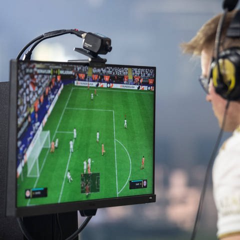 In der Virtual Bundesliga (VBL) wird FIFA bzw. EA Sports FC gezockt. Am Ende der Saison wird der Virtual-Bundesliga-Meister gekrönt. (Foto: IMAGO, IMAGO / Beautiful Sports)