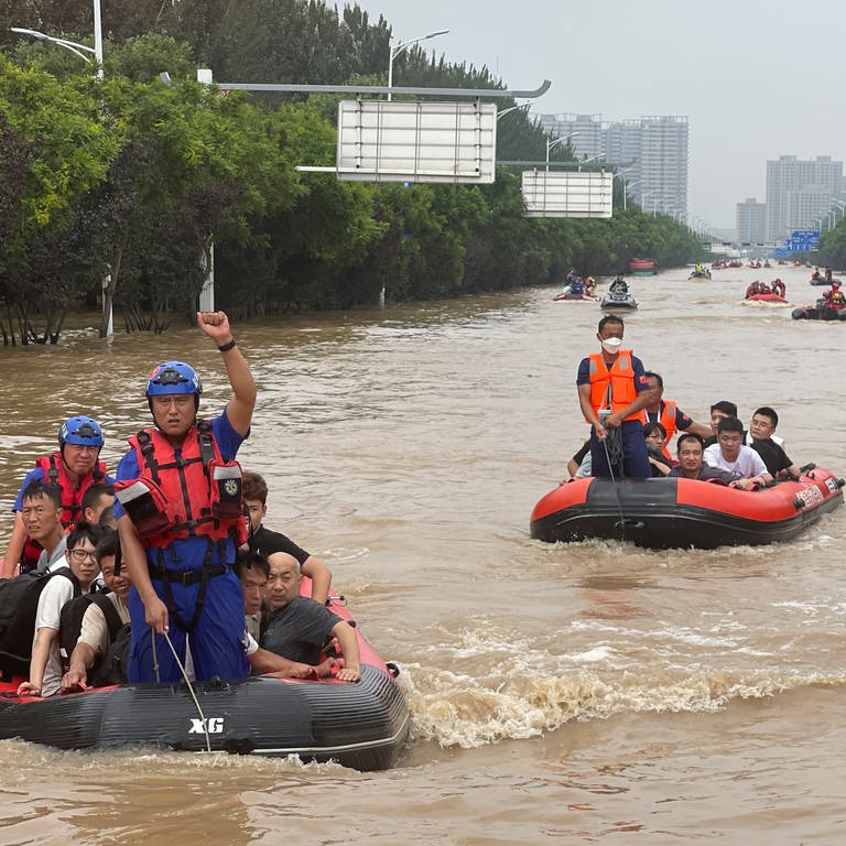 Einwohner werden mit Schlauchbooten durch das Hochwasser in Zhuozhou in der nordchinesischen Provinz Hebei, südlich von Peking, evakuiert. (Foto: dpa Bildfunk, picture alliance/dpa/AP | Andy Wong)
