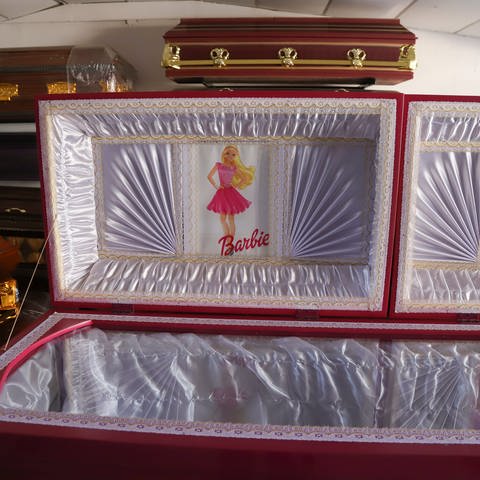 Ein rosafarbener Sarg mit einem Barbie-Motiv wird in einem Beerdigungsinstitut ausgestellt. Laut dem Leiter des Bestattungsunternehmens wurde die Idee als fröhliche Einstimmung auf den Verlust eines geliebten Menschen gut aufgenommen.