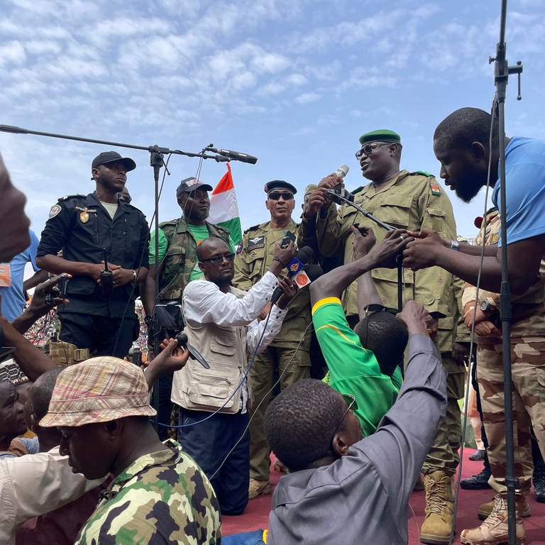 Mohamed Toumba, einer der Soldaten, die den nigrischen Präsidenten Mohamed Bazoum gestürzt haben, spricht zu Anhängern der nigrischen Junta. Die neue Militärjunta im Niger hat ihre Macht am Wochenende gefestigt - trotz eines auslaufenden Ultimatums der westafrikanischen Staatengemeinschaft Ecowas, die den Putschisten mit einem militärischen Eingreifen droht.