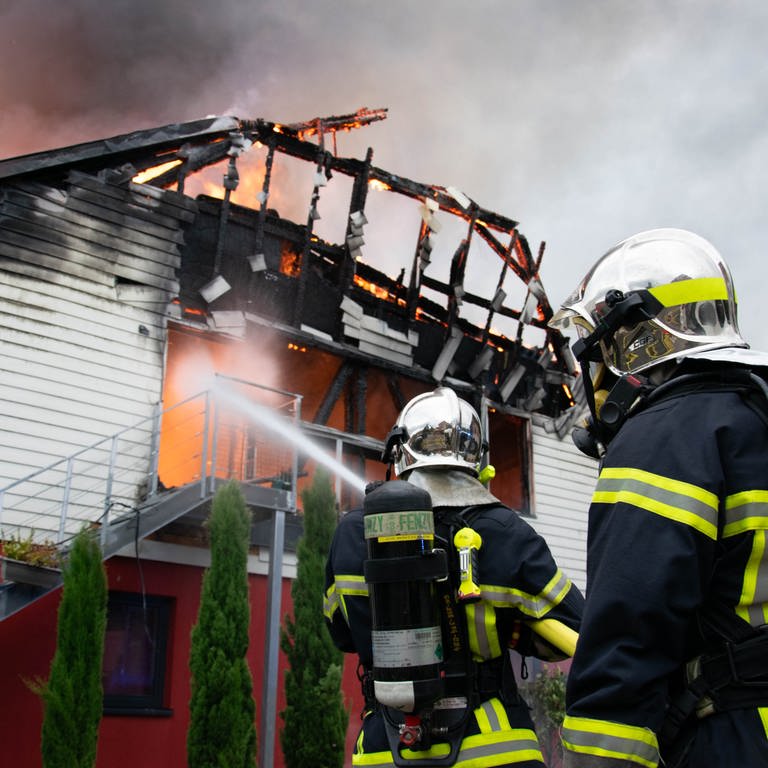 Feuerwehrleute löschen einen Brand in einer Ferienunterkunft. Elf Menschen wurden nach dem Feuer vermisst. Frankreichs Innenminister Gerald Darmanin zufolge beherbergt die Stätte behinderte Menschen.