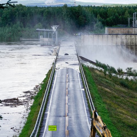 Das Kraftwerk Braskreidfoss. Die extremwetterbedingten Überschwemmungen im Süden von Norwegen haben zu zahlreichen Erdrutschen und zur Evakuierung von Hunderten Menschen geführt. (Foto: dpa Bildfunk, picture alliance/dpa/NTB Scanpix/AP | Cornelius Poppe)