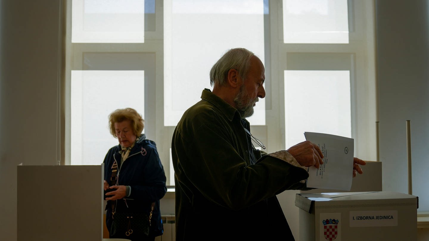 Ein Wähler gibt in Kroatien seine Stimme für das neue Parlament ab. (Foto: dpa Bildfunk, picture alliance/dpa/AP | Darko Bandic)