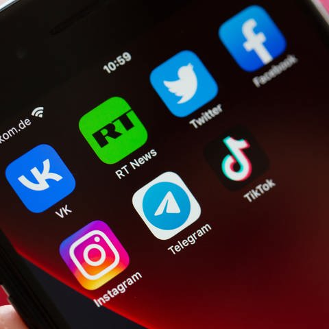 Auf dem Bildschirm eines Smartphones sind die Logos der Apps VKontakte (oben l-r), Twitter, RT News, Facebook, Instagram (unten l-r), Telegram und TikTok zu sehen. Viele User sind laut einer Umfrage zu Fake News verunsichert, welchen Infos sie im Netz trauen können.