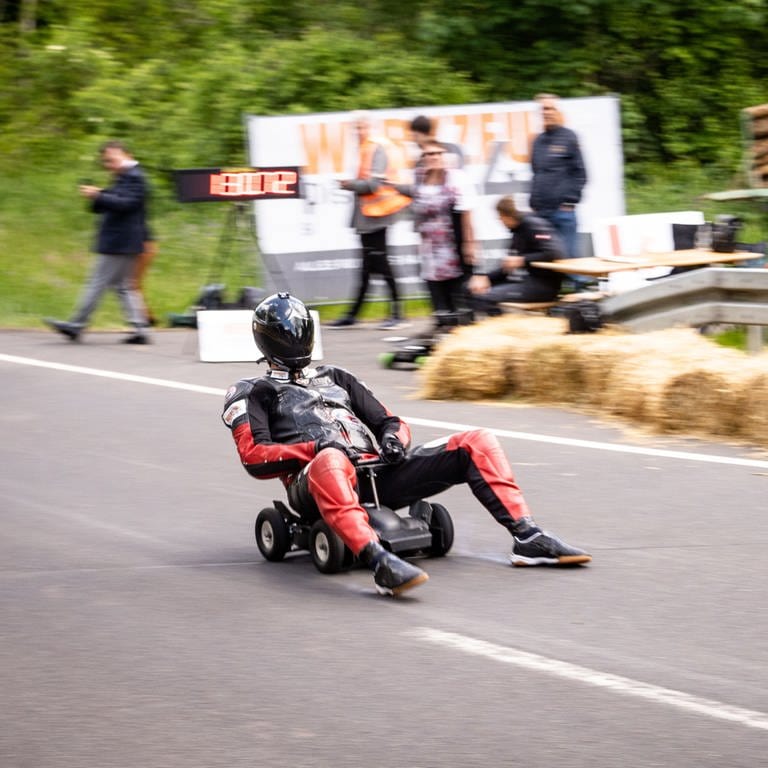 Marcel Paul fährt mit seinem E-Bobbycar 148 kmh und stellt damit einen Weltrekord auf (Foto: dpa Bildfunk, Picture Alliance)