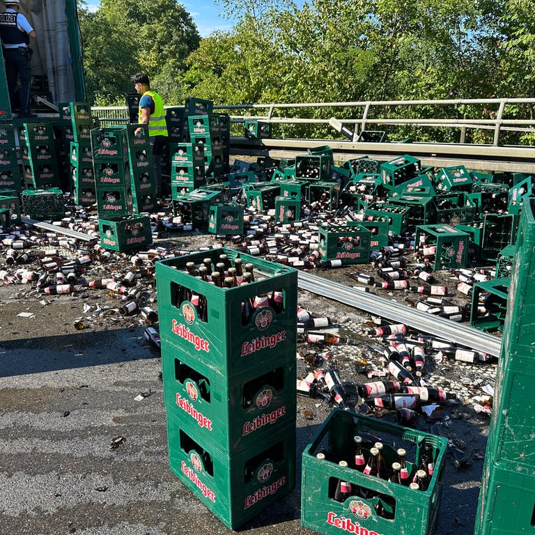 Ein Lkw hat in Ravensburg Hunderte Kisten Bier verloren. (Foto: David Pichler)