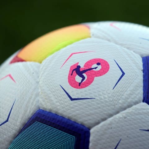Auf dem Spielball von Hersteller Derbystar ist eine "60" aufgedruckt - die deutsche Fußball-Bundesliga feiert nämlich Jubiläum.