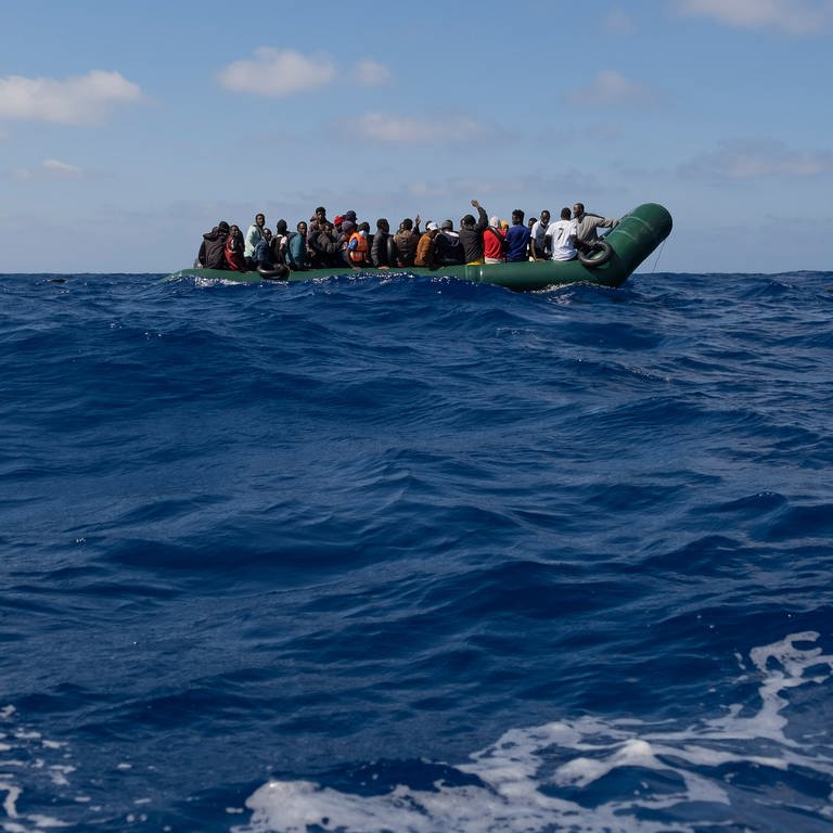 Ein Schlauchboot mit Flüchtenden treibt auf dem Mittelmeer. (Symbolbild)