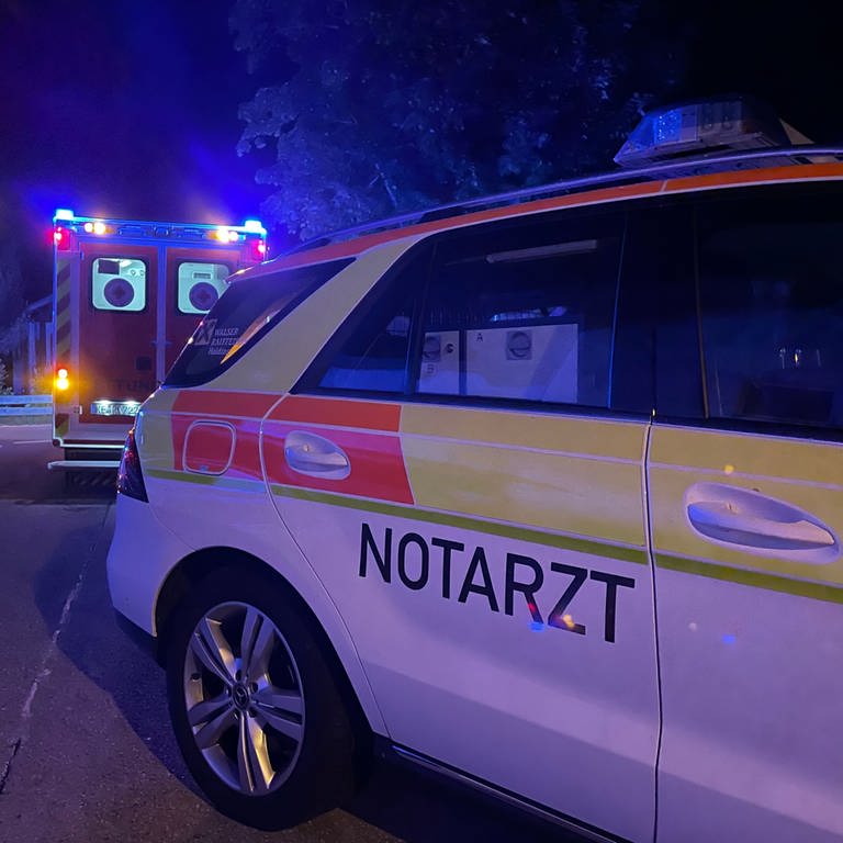 Ein Notarzt-Fahrzeug und ein Rettungswagen stehen auf der Straße. Bei einem Badeunfall im Seepark Pfullendorf ist ein 20-Jähriger gestorben. (Foto: dpa Bildfunk, picture alliance/dpa | Benjamin Liss)