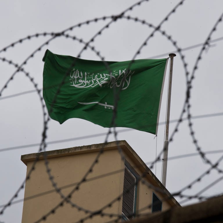 Symbolbild: Die Flagge von Saudi-Arabien hinter Stacheldraht. Das Bild zeigt die Flagge auf dem saudi-arabischen Konsulat in Istanbul.
