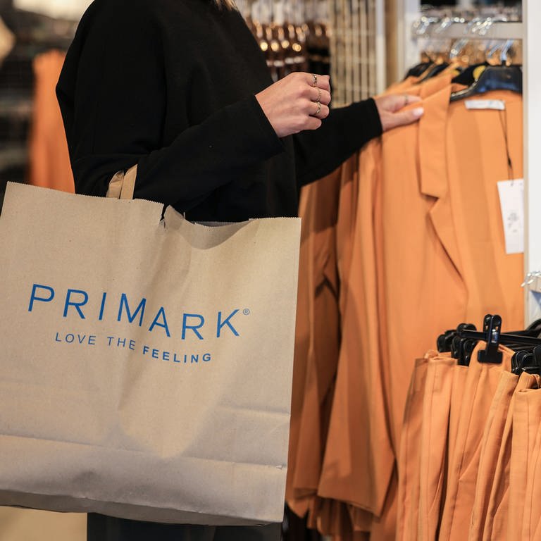 Ein Frau kauft in einer Primark-Filiale ein. Jetzt laufen Verhandlungen, ob der Primark in Kaiserslautern schließt oder nicht. 