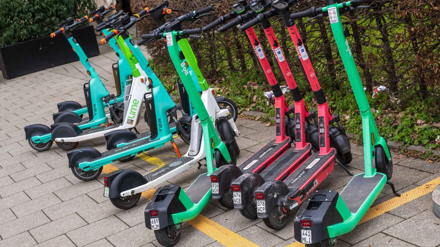 Auch in Heidelberg sorgen E-Scooter für Chaos. Deshalb will die Stadt spezielle Parkzonen testen (Foto: dpa Bildfunk, picture alliance/dpa | Peter Kneffel)