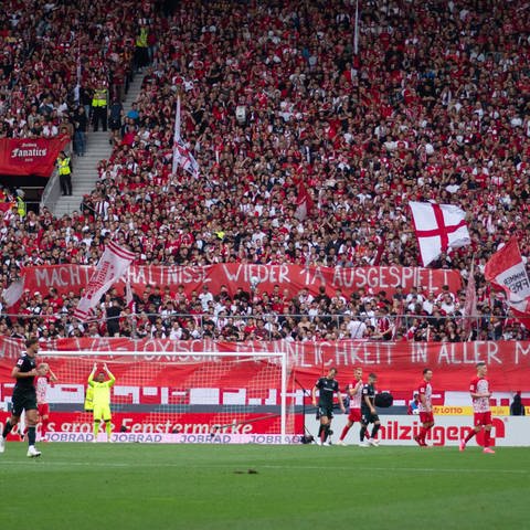 Banner der Fans vom SC Freiburg zum Kuss-Skandal um Luis Rubiales und den Verband von Spanien: "Machtverhältnisse wieder 1A ausgespielt - Frauen gewinnen WM, toxische Männlichkeit in aller Munde"