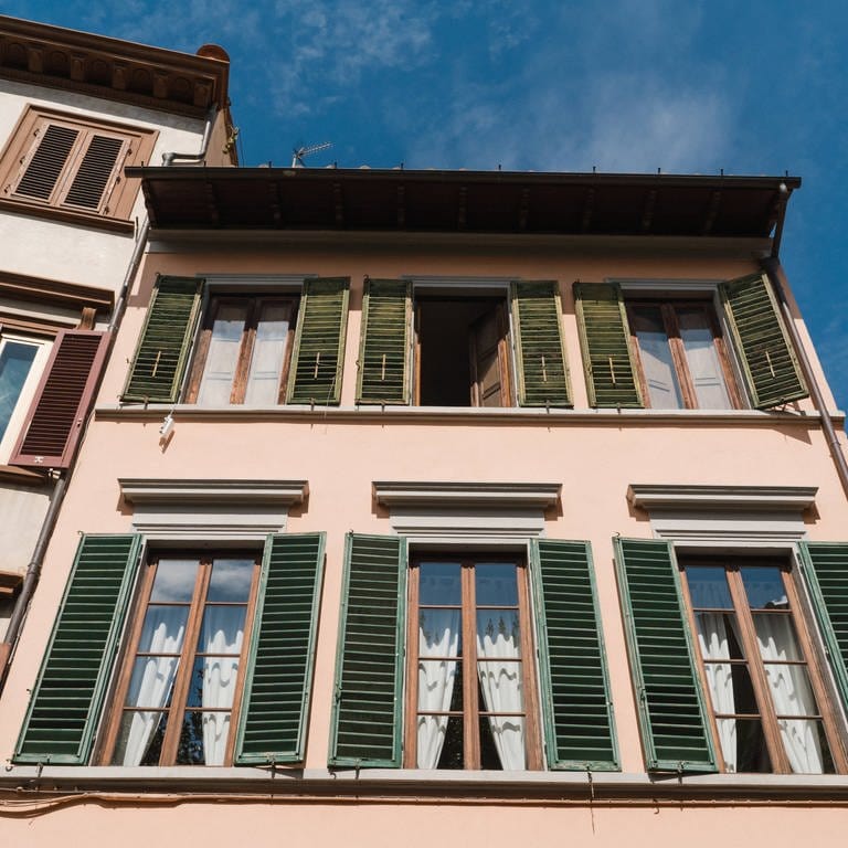 In Turin ist ein Mädchen aus dem fünften Stock ihres Hauses gefallen.