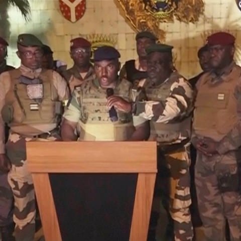 Das Bild zeigt die Soldaten, die in Gabun die Macht übernommen haben. Wenige Tage nach der Präsidentschaftswahl in Gabun, die Präsident Ondimba im Amt bestätigte, hat das Militär eigenen Angaben zufolge die Macht in dem zentralafrikanischen Küstenstaat an sich gerissen.