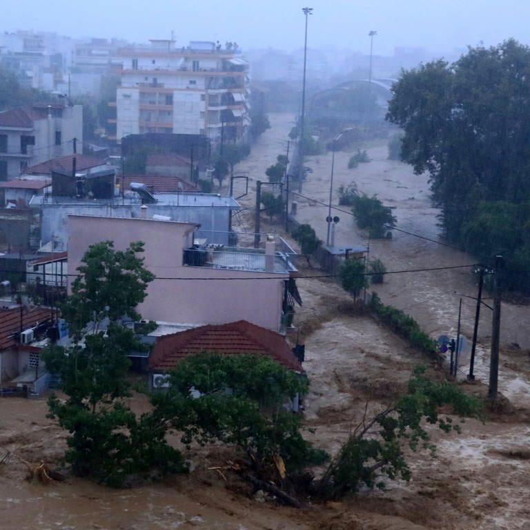 In Griechenland, Bulgarien und der Türkei gab es heftige Unwetter. Mehrere Häuser sind von Hochwasser betroffen (hier: Griechenland). (Foto: dpa Bildfunk, picture alliance/dpa/InTime News/AP | George Kidonas)