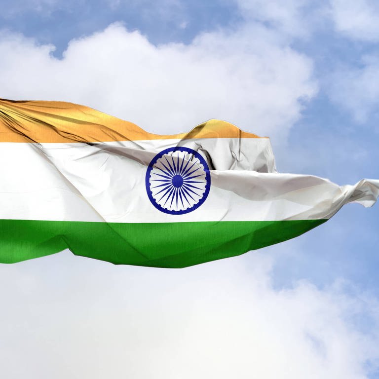 Die indische Flagge weht im Wind.