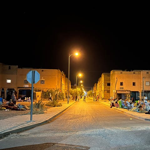 Bewohner der Stadt Ouarzazate suchen nach einem Erdbeben auf einem freien Platz Schutz.