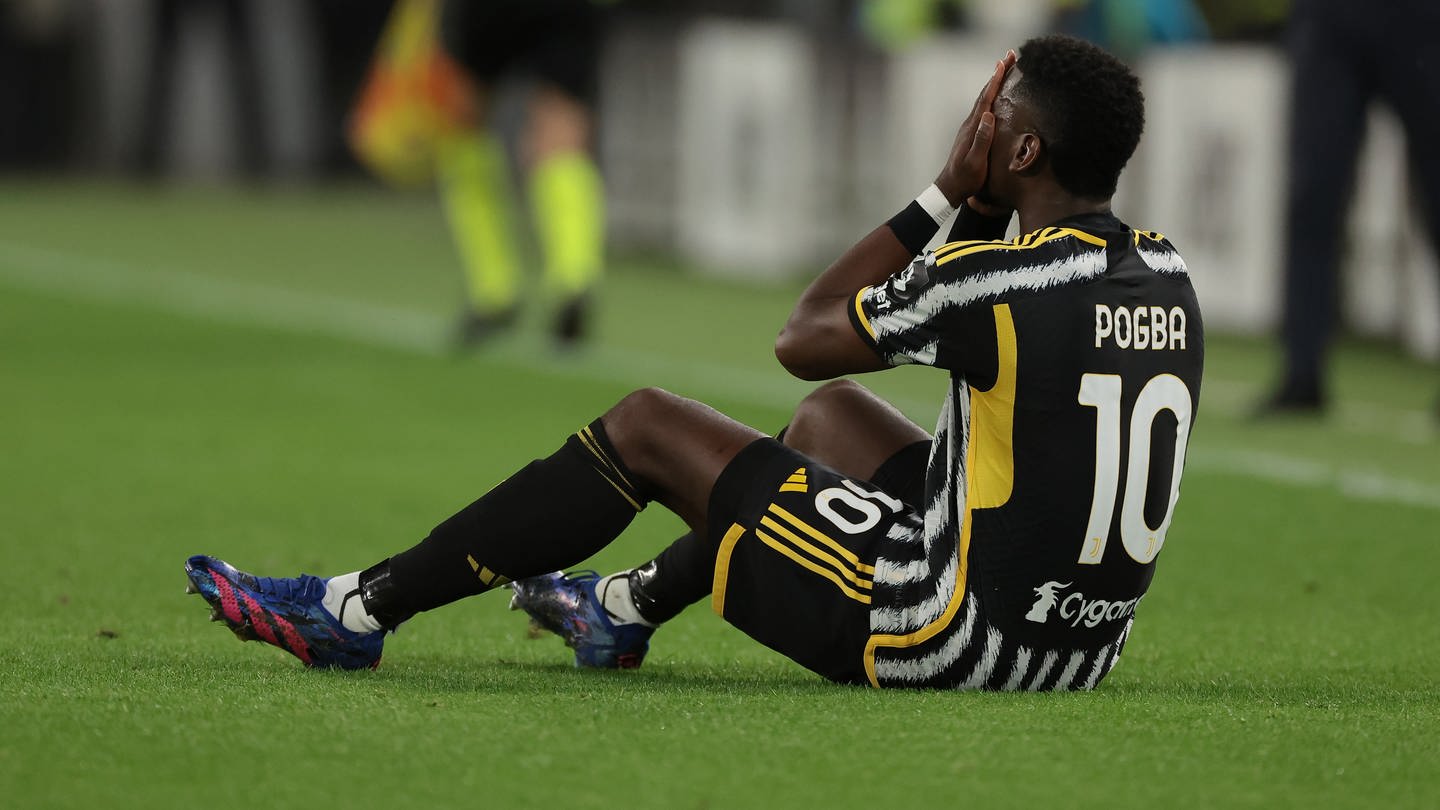Der verletzte Paul Pogba von Juventus hält sich die Hände vor das Gesicht und sietzt auf dem Spielfeld. (Foto: dpa Bildfunk, picture alliance/dpa/Zuma Press | Jonathan Moscrop)